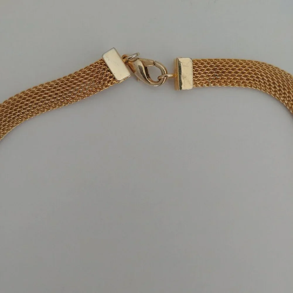 Short mesh style gold tone necklace faux clasp pendant - Picture 9 of 10